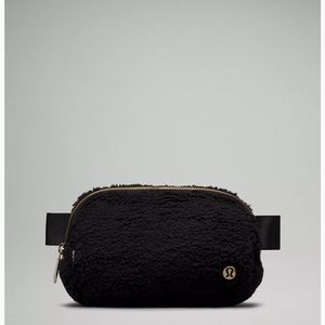 Lululemon Everywhere Belt Bag 1L
Fleece